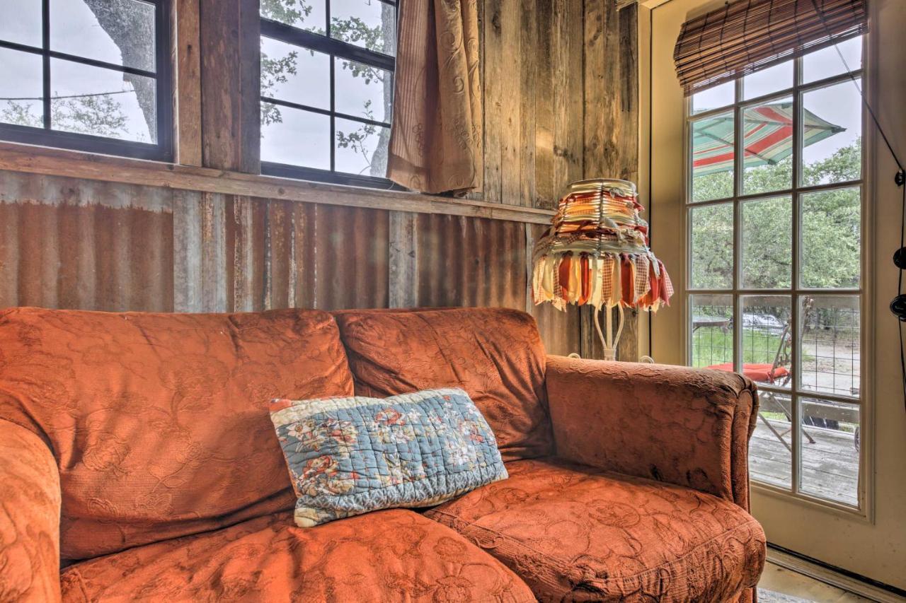 Snuggle Inn Wimberley Cabin With Fire Pit And Deck Luaran gambar